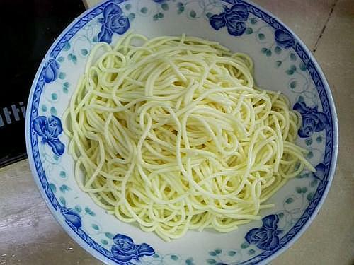 教你煮碱面时,多加这样东西,让面条又滑又入味