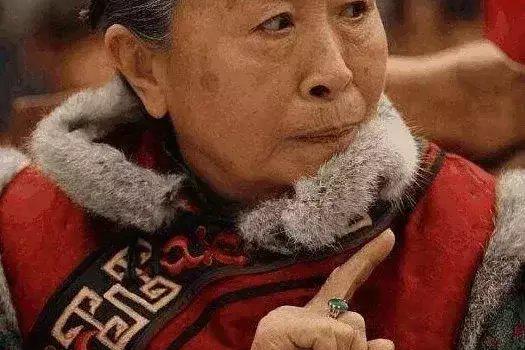 还记得那个"丑娘"吗?82岁的她如今身败名裂,被网友骂惨