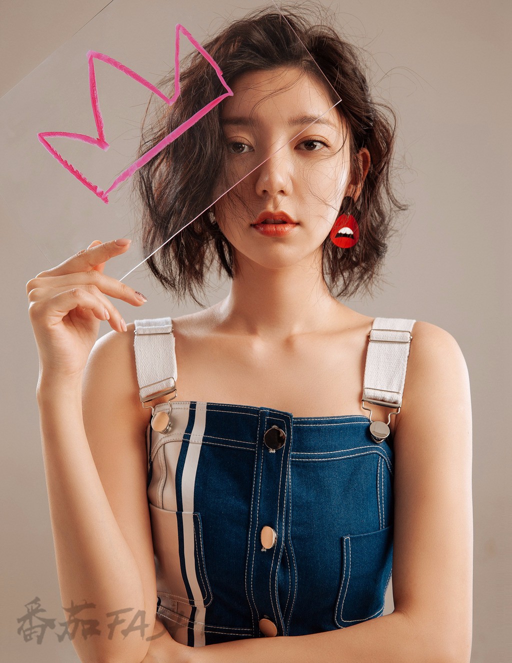 郭雪芙时尚大片曝光 俏皮性感尽显多重魅力