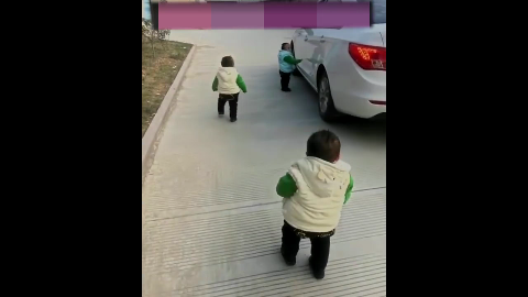 三胞胎看见爸爸开车上班,接下来宝宝们边追边哭,看得我心都碎了