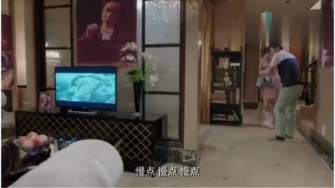 女子脚受伤,男保姆扶她去厕所,到门口却不好意思