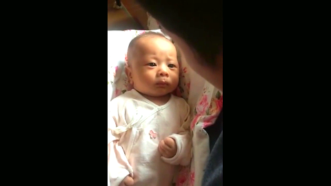 爹地把六十天大的小娃娃训哭了,小娃宝的表情太可怜了!