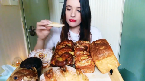 美女吃播胃口太大了 吃美味诱人晚餐 嘴巴一刻都闲不下来