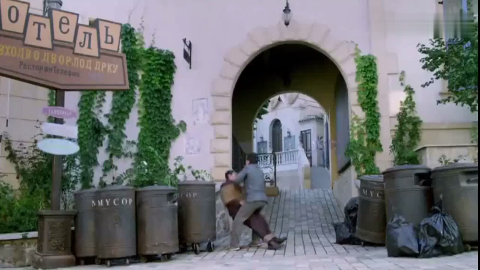 成龙大哥铁笼大战散打王柳海龙,大哥脸都被他