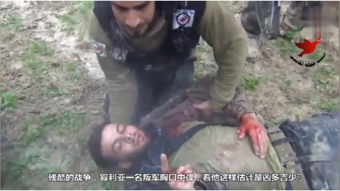 叙利亚战争:一名叛军胸口中弹,流血不止,看他这
