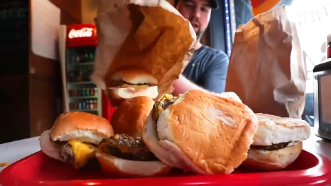 吃货挑战24个汉堡吃到一半瞬间哽咽一手拿两个看来还不饿