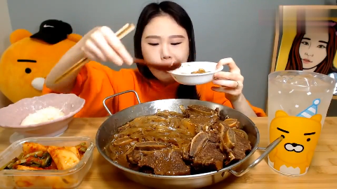 韩国大胃王吃牛排骨,轻轻一吸就脱骨,看着就很有食欲!