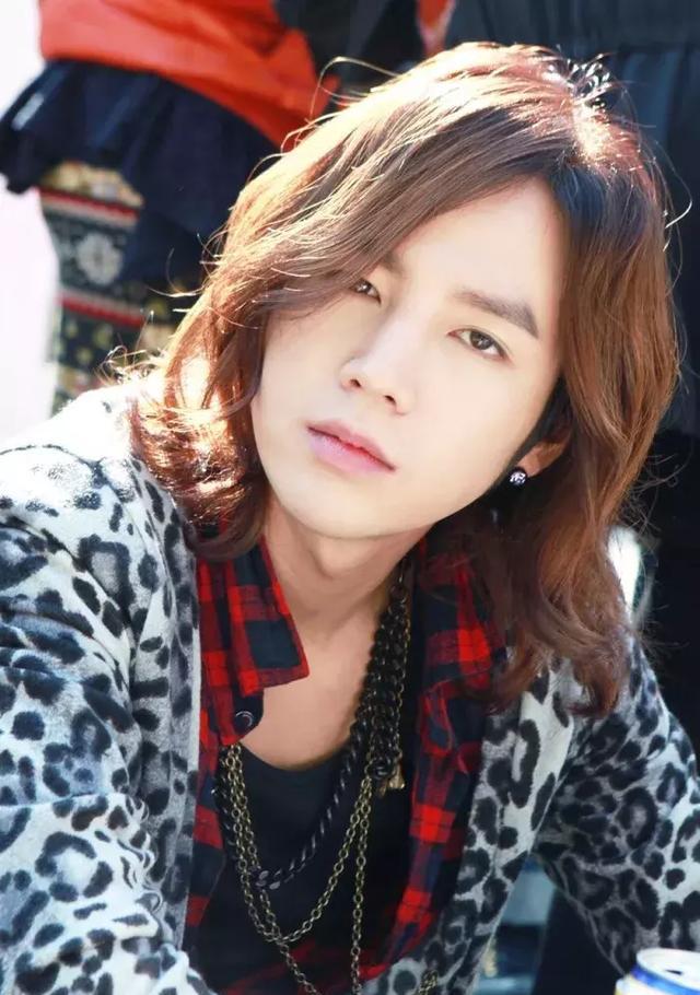 不要眼花,这不是贾玲,这是你们的花美男张根硕!