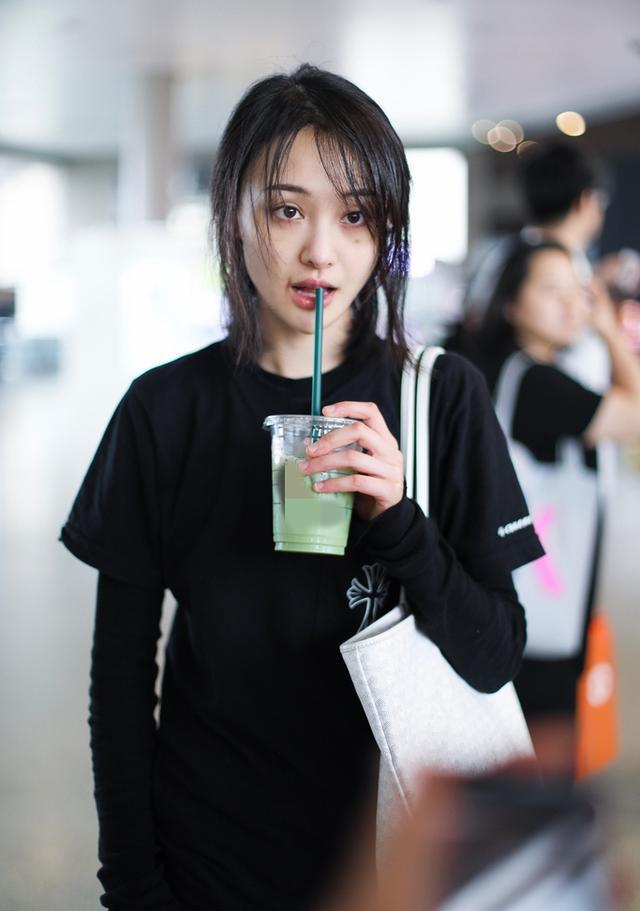 郑爽真是毫无明星架子,穿着拖鞋坐路边就吃起外卖,戏外当普通人