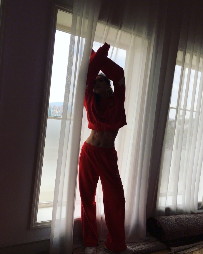 被指腰粗的金泫雅秀出马甲线不愧是南韩第一好身材