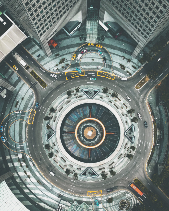 用无人机航拍一组亮眼的城市俯瞰