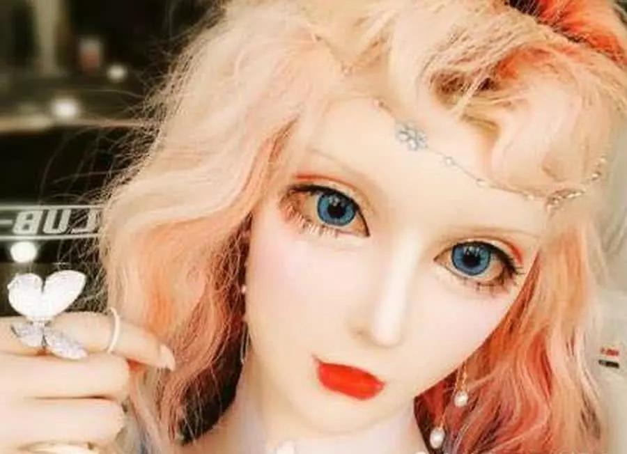谁说"真人芭比"迪丽拉是僵尸脸?笑起来的样子,是心动的感觉!