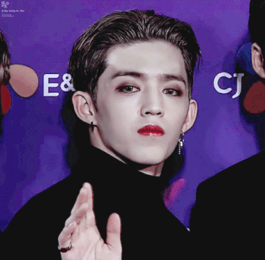 怎么看都是很帅气的男团队长,这身吸血鬼装扮真的大发