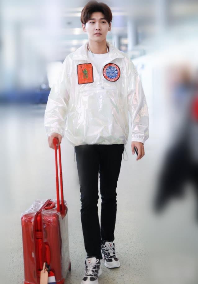 邢昭林真胆大!竟把"塑料袋"穿身上来走机场,颜高就是任性啊!