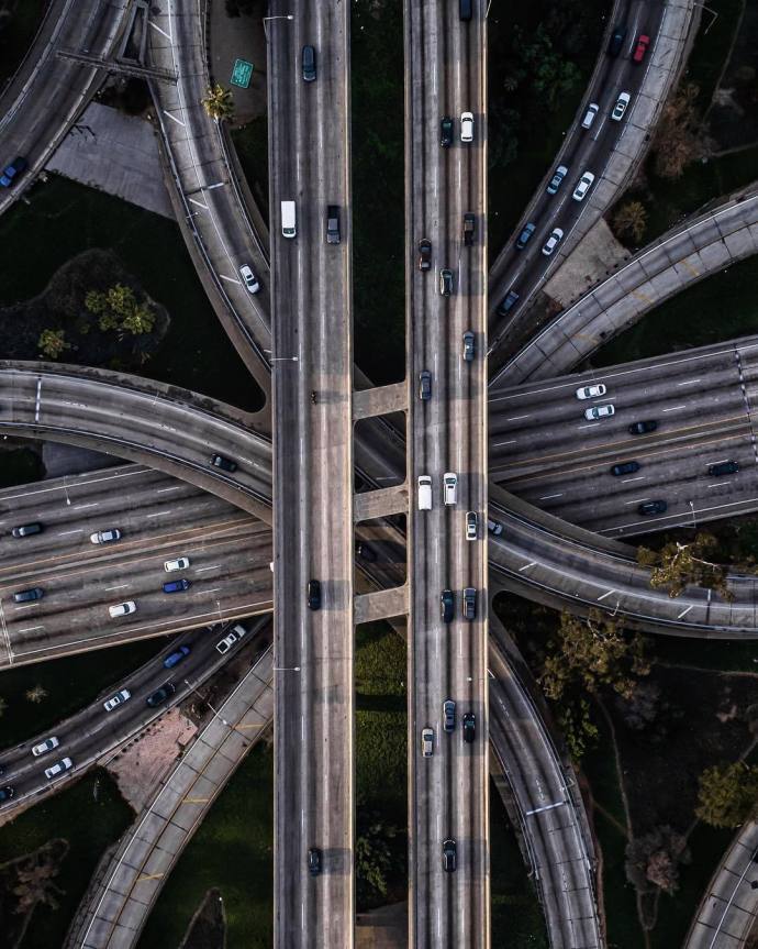 用无人机航拍一组亮眼的城市俯瞰