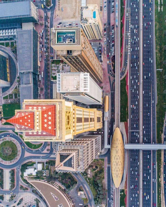 用无人机航拍一组亮眼的城市俯瞰