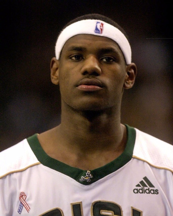 詹姆斯当年青涩照片,这变化也太可怕了吧?