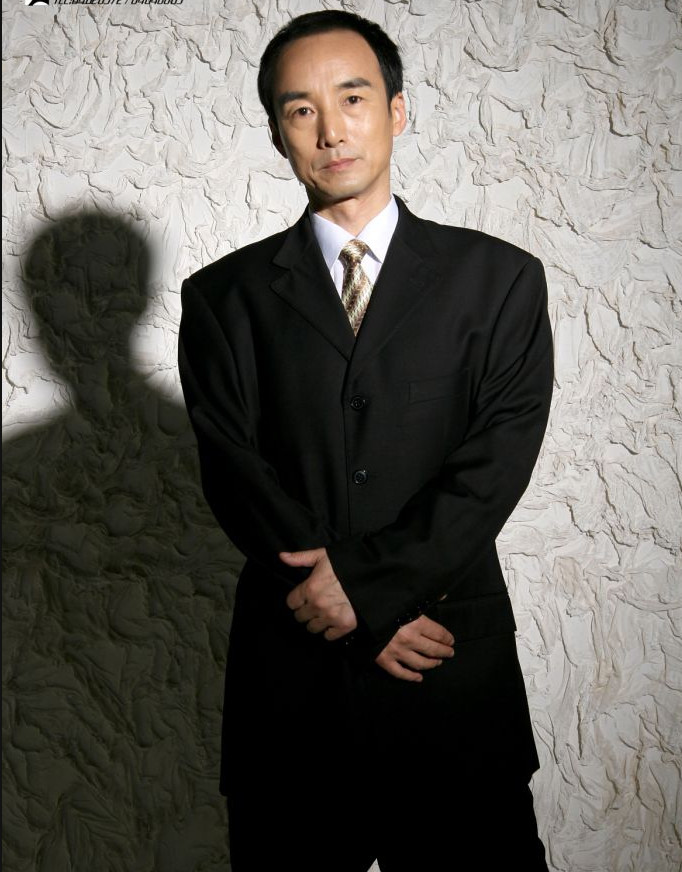 他是资深老戏骨,出道31年戏好人不红,如今62岁仍气场十足|施京明|气场