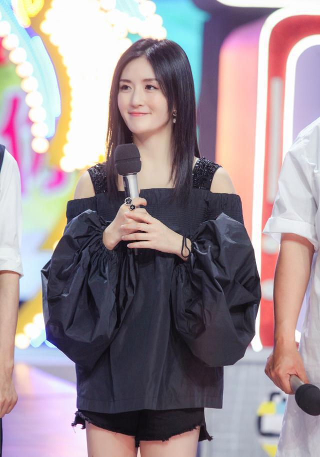 谢娜长发飘飘黑色一字肩极致妩媚时尚感飙升