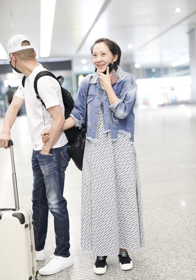 近日秦子越与"大猪蹄子"老公聂远现身于某机场,两人手牵着手并排走着