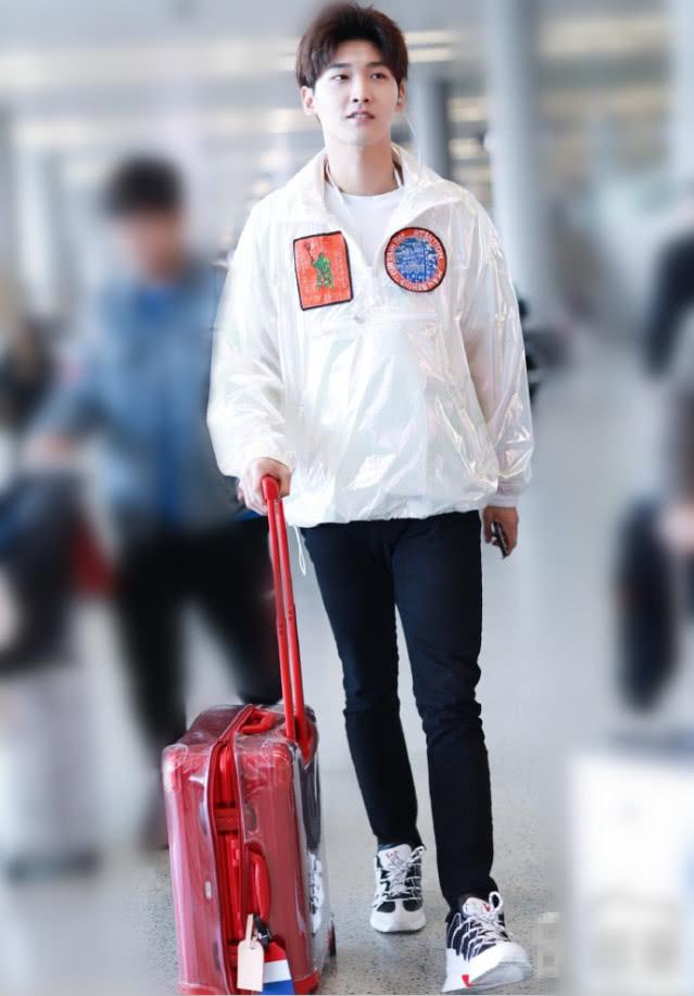 邢昭林真胆大!竟把"塑料袋"穿身上来走机场,颜高就是任性啊!