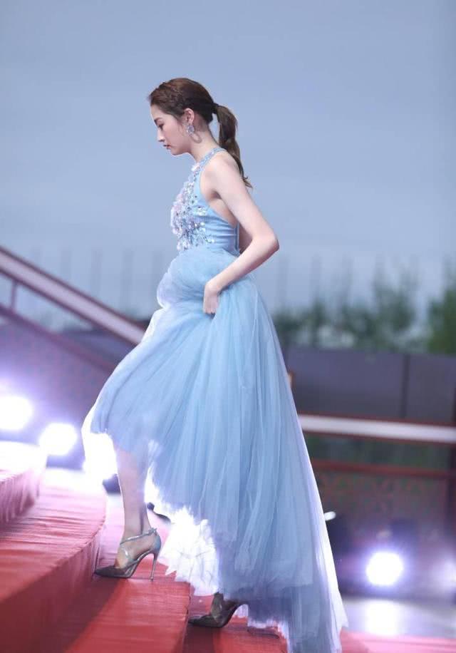关晓彤身穿淡蓝裙子走红毯,尽显美丽优雅,胳膊上的淤青成为亮点