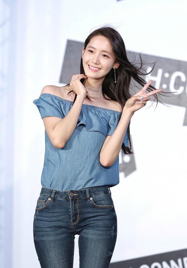 今天出席某勾当,林允儿挑选了一身的牛仔套装