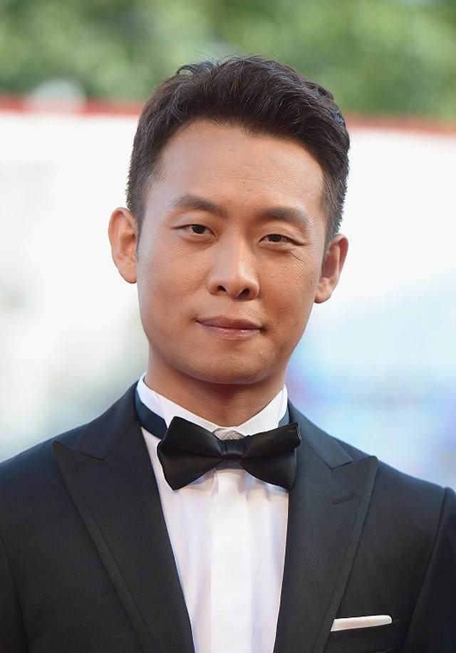 他曾遭人嫌弃长相丑, 女友弃他而去, 如今终获影帝, 爱妻如命