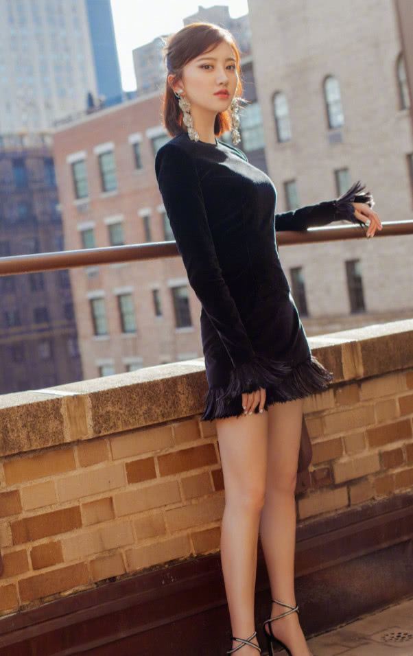 景甜上演"锁骨杀",大秀事业线,最吸睛的还是她的"巴掌腰"