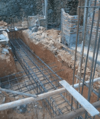 下面条型地基水泥是有点多了,地梁做30*50还要用模板围起来浇的,问了