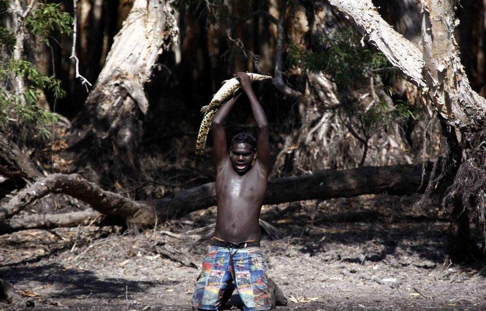 比印度人还6, 澳大利亚土著人徒手捕猎鳄鱼