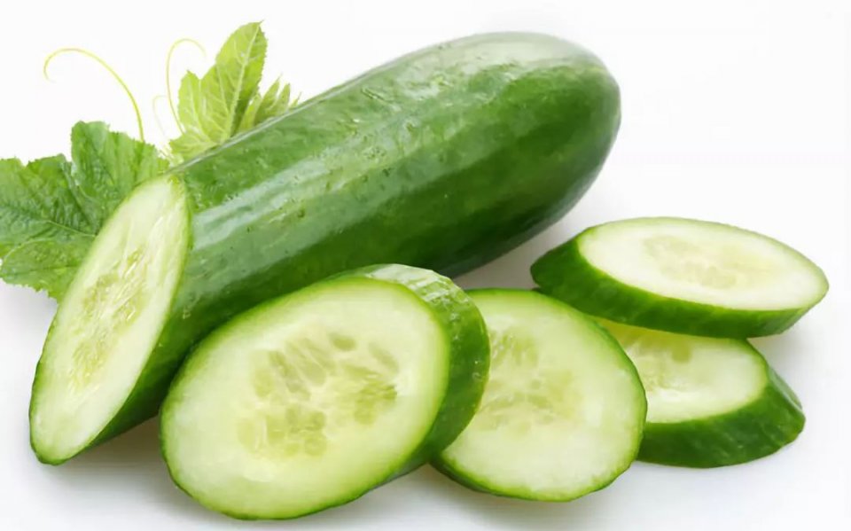 有人说看颜色,其实关键还是要看黄瓜身上刺;浑身带刺的黄瓜,还有点扎