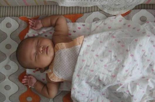 原来婴儿的喜欢"举手投降"这个姿势是有大学问!