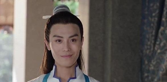 小说中的秋山君可是个正人君子,但这部剧中的秋山君,一看他的眼神,我