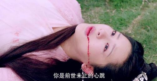 乩之白蛇传说中,杨紫的演技可以说是非常的好,杨紫饰演的白夭夭在受伤