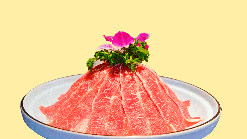 大片的肥牛贴在冰块上,好像一座火山,似是点个火就能喷发出火焰~本