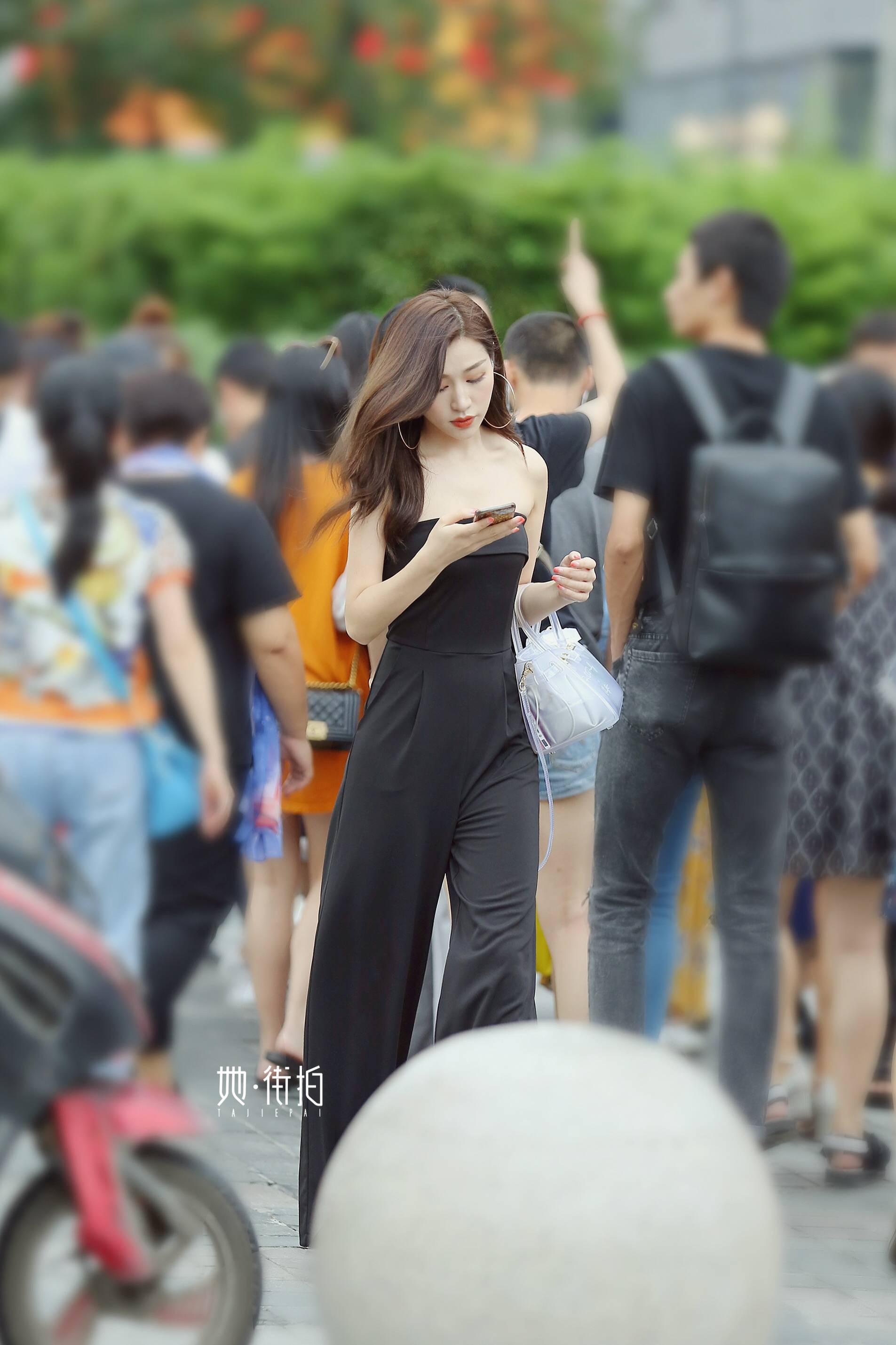 街拍美女:即便在人群中也能一眼就看到的漂亮女生们!