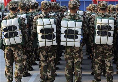 解放军装备新式睡袋再也不用背着被子行军了