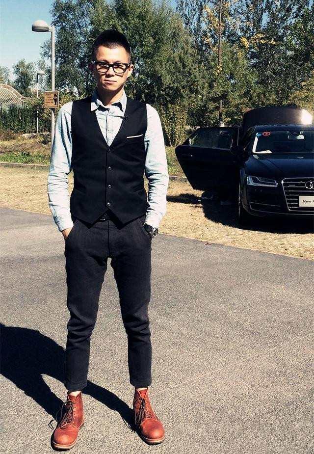 他外号叫做"二环十三郎", 出行豪车不低于100万, 换车如换衣服!