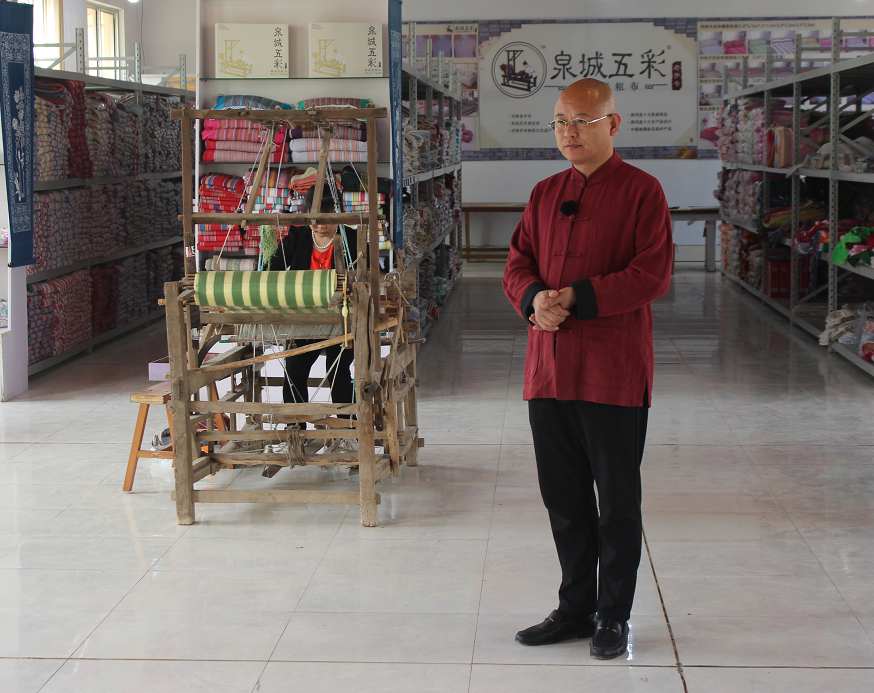 来到刘越的工厂咨询一下刘越这么多年的经历以及看看是怎么做老粗布的