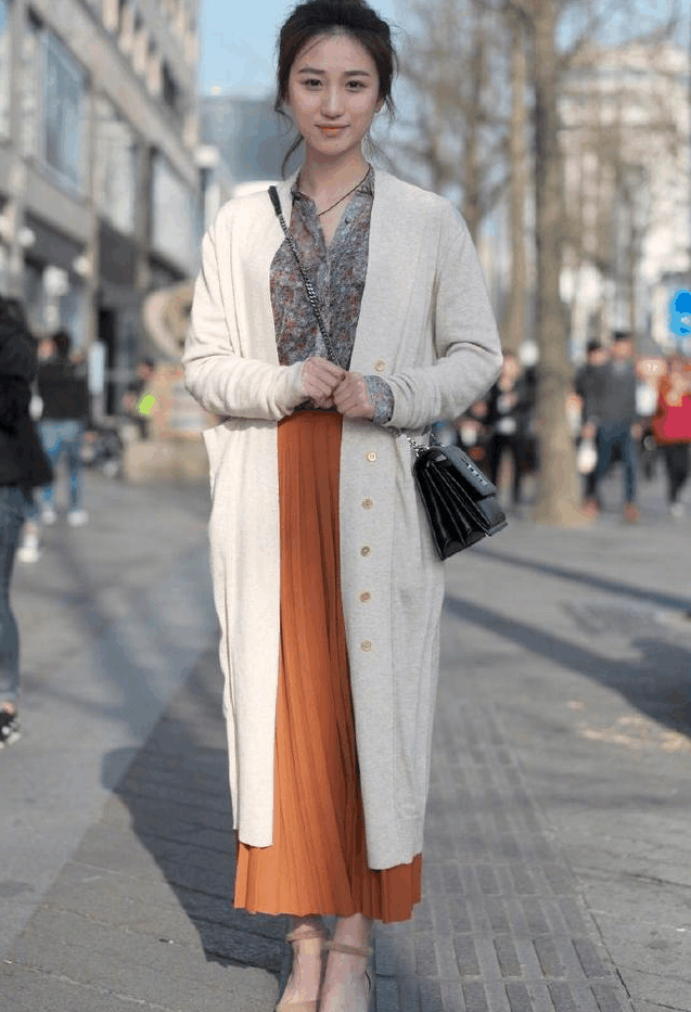 都说南方女人比较温柔,但从穿衣搭配上就可以看出来,米白色的长开衫