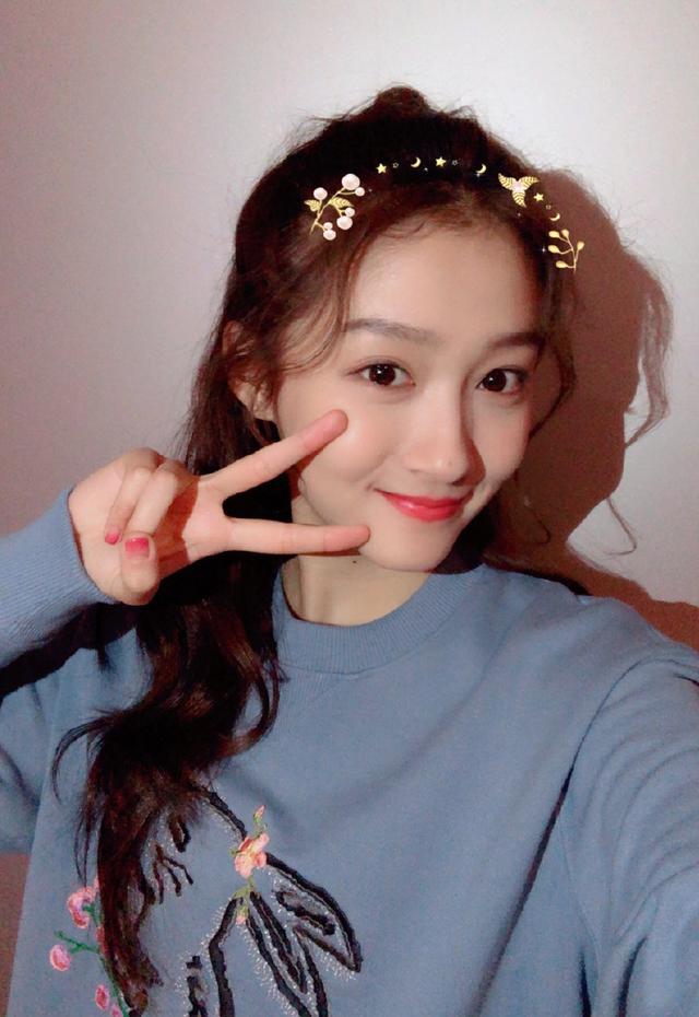 鹿晗为关晓彤庆生,但手上的配饰最抢镜,网友:这首饰价值不菲!