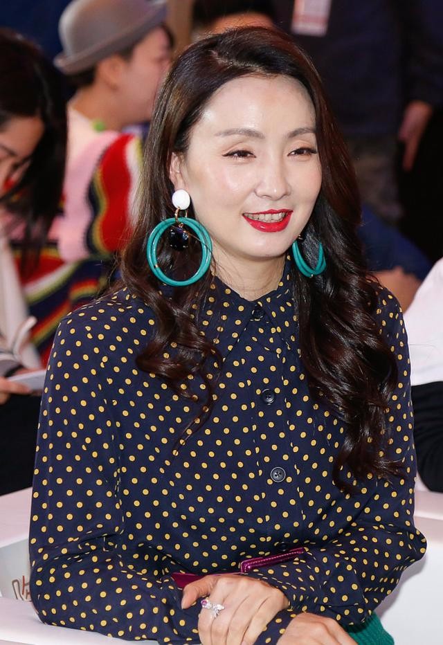 陶虹身着绿裙出席活动柳叶腰格外妖娆隐退多年复出拍电影心情大好