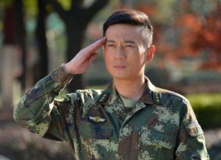 他曾饰演17次主角,出道至今零绯闻,如今老婆比他都出名!