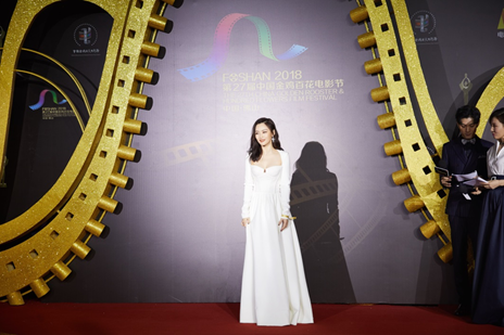 尚语贤白裙亮相金鸡百花闭幕式提名最佳新人不忘演员初心