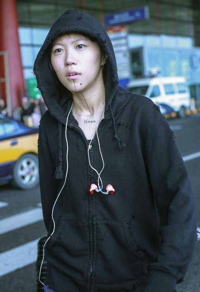 周迅窦靖童一起在北京拍戏,窦靖童锁骨处新纹身抢镜!