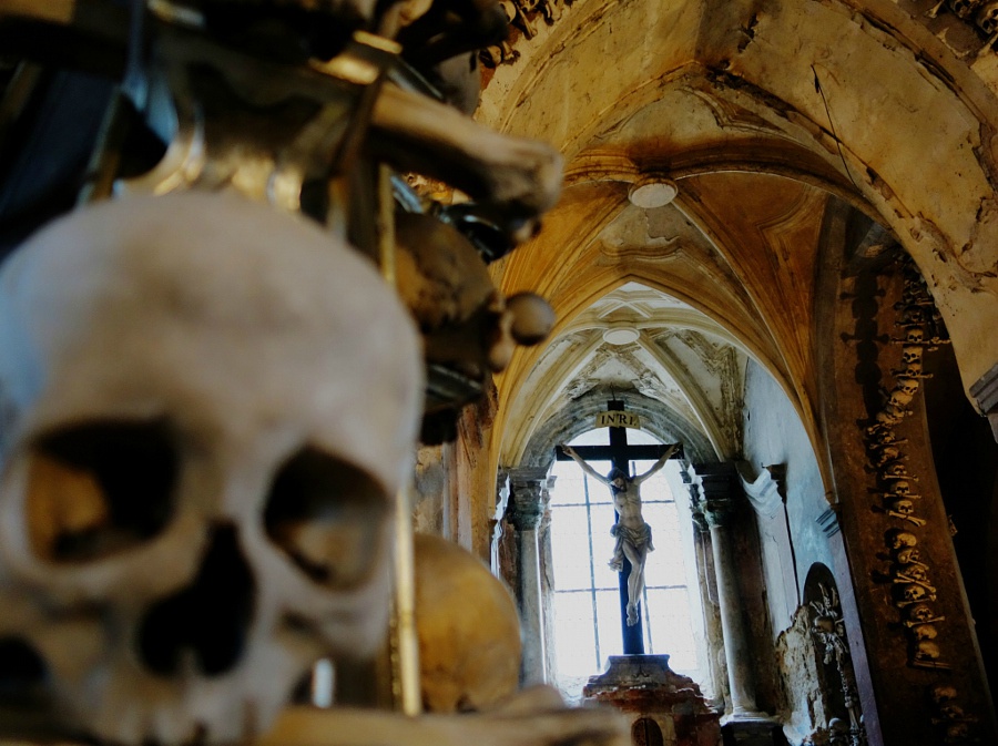 塞德莱茨藏骨堂俗称人骨教堂位于捷克库特纳霍拉郊区诸圣公墓中