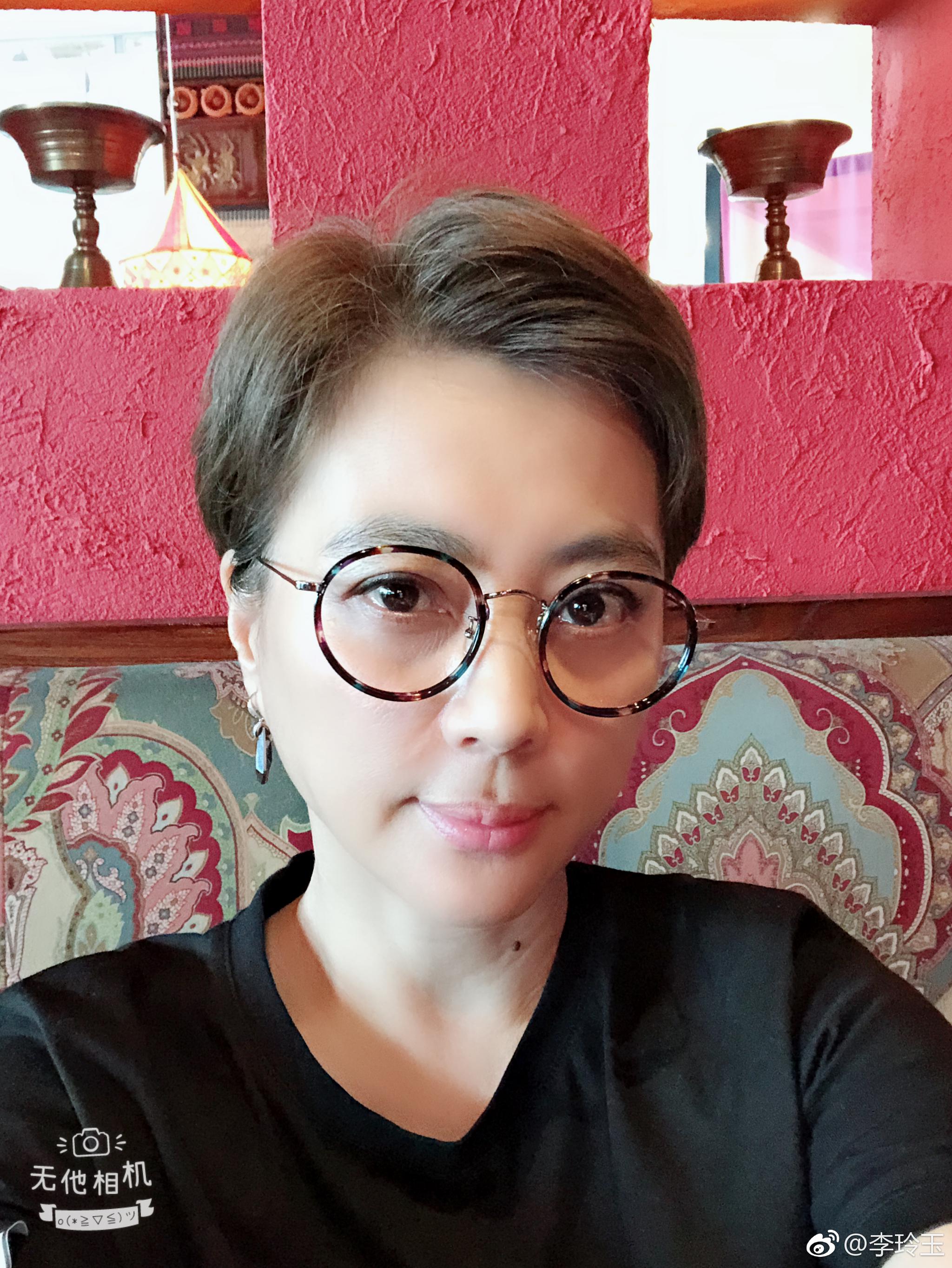 可这也是个体力活儿啊,累到毫无表情……三个人一口气干掉五个椰子,才