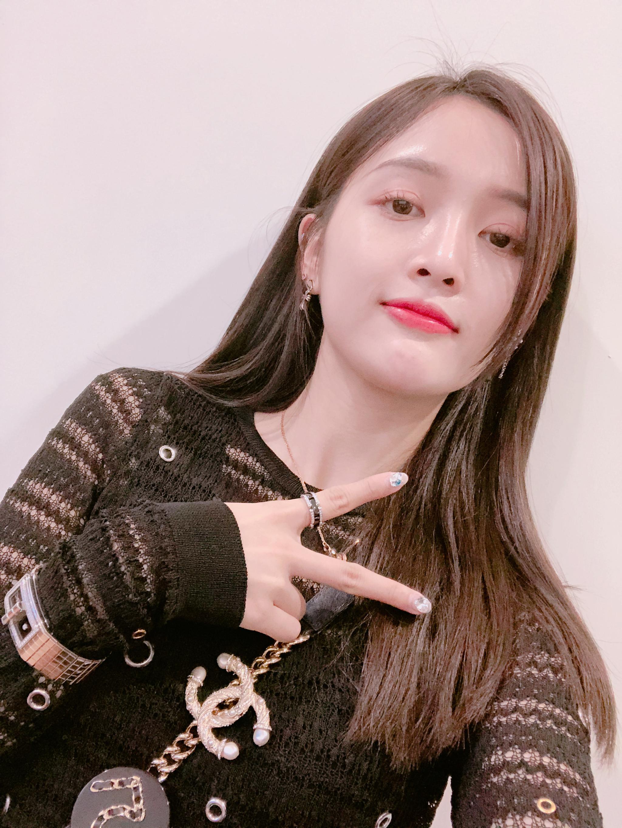 吴宣仪谢谢身边的你们做个好艺人努力工作快乐