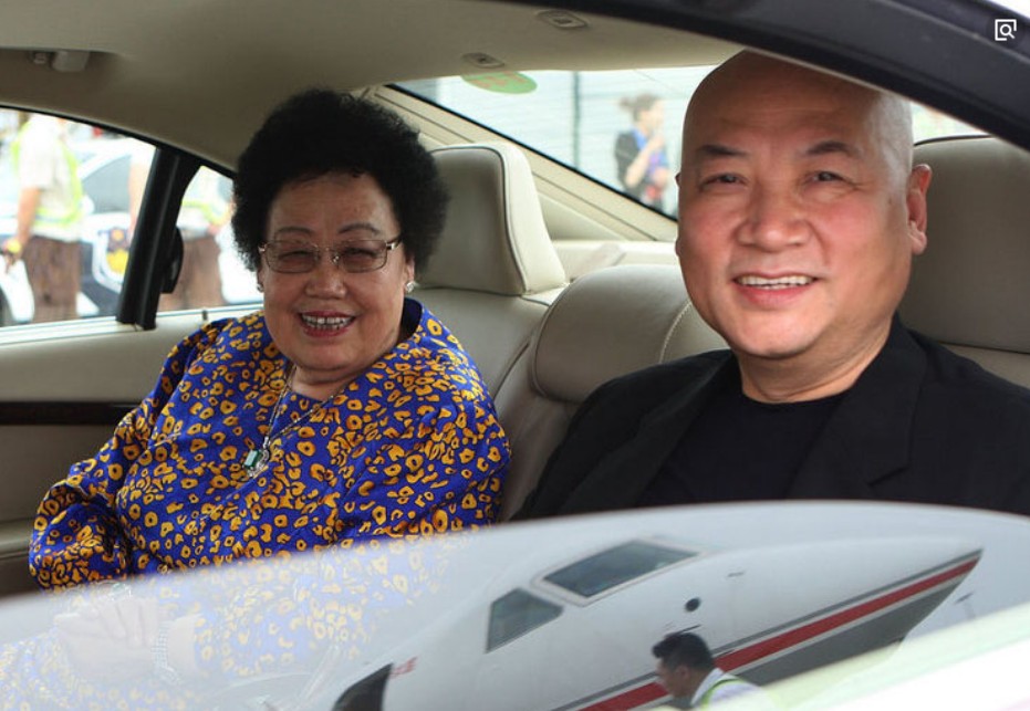 当年因为陈丽华比迟重瑞大十几岁,还带着三个孩子